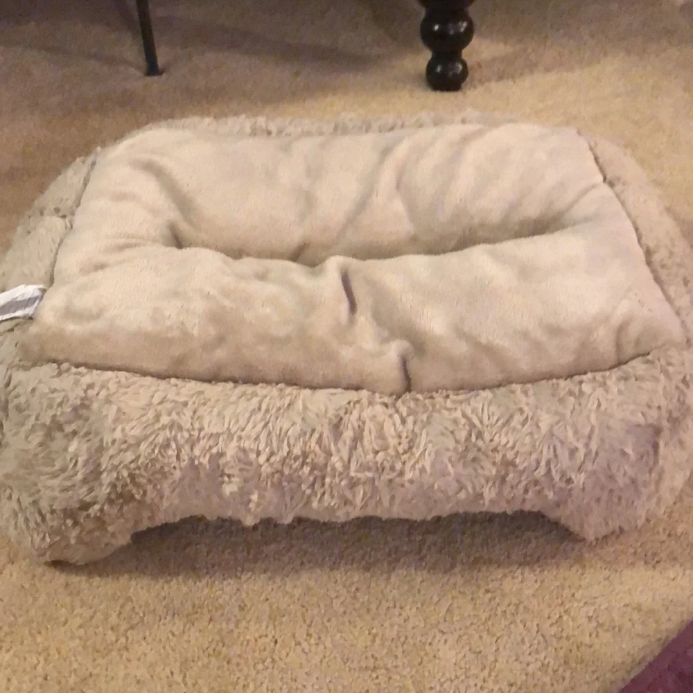 SMALL PET BED • 19” x 17”